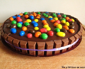 Gâteau d'anniversaire au chocolat, à la mousse de lait aux m&m's et au Kinder pour les 4 ans de pépette!