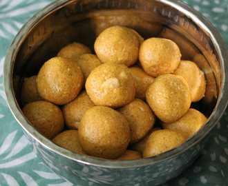 Besan Ladoo (Besan Ka Ladoo) / Gram Flour Ladoos / Sweet Chickpea Flour Balls with Cardamom & Cashews - Diwali Special Recipes