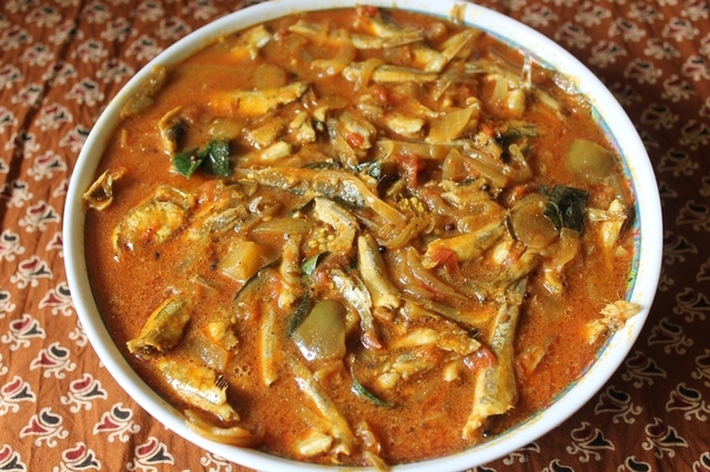 Nethili Meen Kulambu (Without Coconut) / Anchovies Cooked in a Spicy Tamarind Sauce