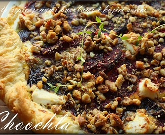 Tarta z pieczonymi burakami, karmelizowaną cebulą, kozim serem i orzechami włoskimi