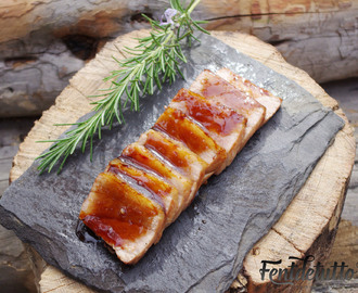 Tataki de ventresca de atún rojo de almadraba a la brasa con salsa de soja, piel de mandarina y tomillo