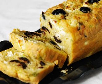 {⚠️ Possible, Sans Lactose 🐄} SANS GLUTEN Cake Salé Fêta, Olives Noires et Courgettes © Cuisine Actuelle.fr