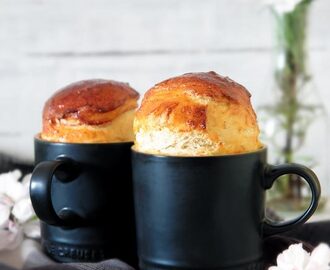 Pan brioche esponjoso de jamón y pasas en taza [Mug cake]