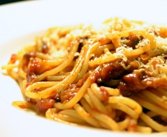 Spaghetti col sugo di seppie (spaghetti och gryta på bläckfisk)
