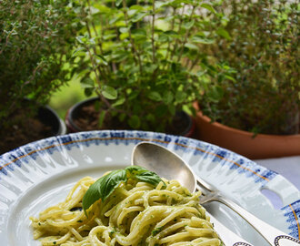Sternanis-Grünspargel-Schnittlauch-Spaghetti mit Basilikum, Parmesan und Mandeln