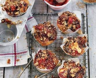 Muffins med täcke av rabarber och jordgubbar