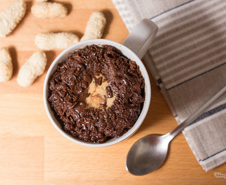 Mugcake de emergencia de mantequilla de cacahuete y chocolate negro para un finde lluvioso de bajón