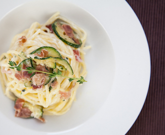 Spaghetti with goat cheese, zucchini and speck