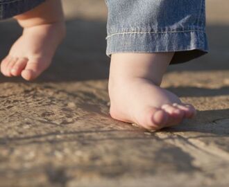Chodí vaše dieťa správne? Čo si všímať na detskej chôdzi a ako predísť chybám