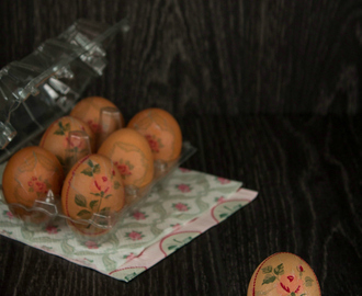 Huevos de Pascua decorados y rellenos de bizcocho