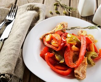 Straccetti di pollo con peperoni: la ricetta veloce da servire anche come piatto unico