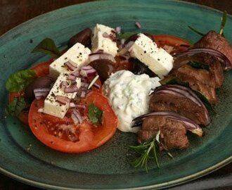 Souvlaki, tsatsiki och grekisk sallad