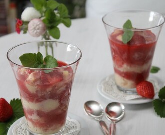 Grießflammerie im Glas mit Erdbeersoße und Erdbeersalat