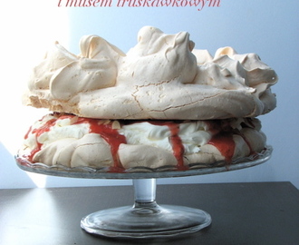 Tort bezowy z truskawkami – letnie marzenie :)