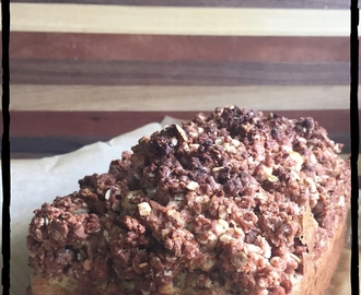 Banana bread with streusel topping – refined sugar free!