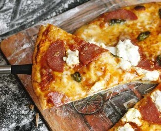 Selbstgemachte Pizza mit Salami, Ricotta und Büffelmozzarella – sooo lecker wie beim guten Italiener!