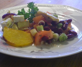 Ugnsrostade rot och grönsaker med fetaost och kronärtssallad.
