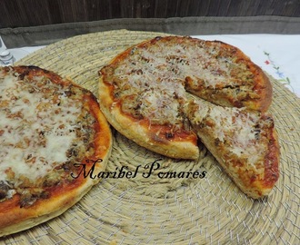 Pizza de masa integral con sardinillas, atún y anchoas.