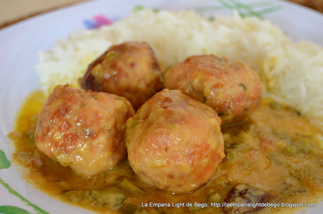 Albondigas de pollo en salsa de coco al curry
