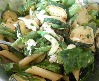 Nudelsalat mit Zucchini und Mozzarella