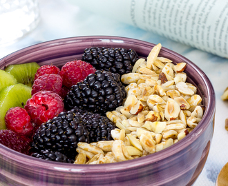 Desayuno vegano equilibrado con yogur, cereales de kamut y fruta
