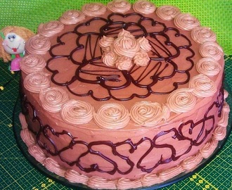 Tort potrójnie czekoladowy z kremem i z kawałkami truskawek