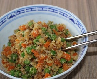 Veganer gebratener “Reis” aus Blumenkohl mit Gemüse