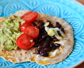 Maistortillas mit Erbsen-Guacamole, Kirschtomaten und schwarzen Bohnen