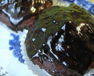 czekoladowe muffiny bananowe w wersji wegańskiej, bezglutenowej, bez cukru