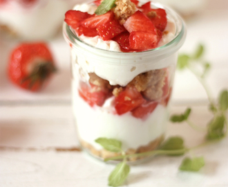 Sommer, Sonne, Erdbeer-Zeit … Das Erdbeer-Dessert mit dem Crunch