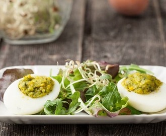 Come preparare un’antipasto sano e semplice: uova ripiene con contorno di misticanza.