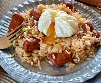 Salteado de arroz con chistorra y huevo poché