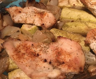 Kip met courgette, ui en knoflook uit de oven