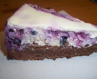Blåbärscheesecake med chokladbotten