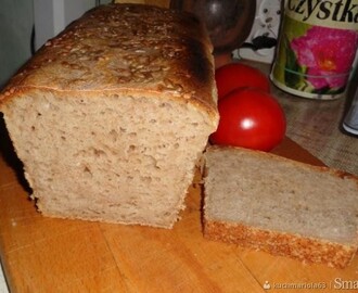 Chleb pszenny na żytnim zakwasie posypany pestkami słonecznika.