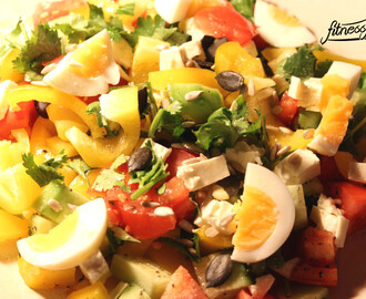 Salat mit Feta und Ei