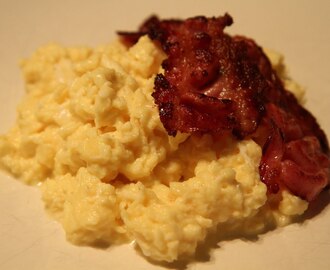 Äggröra och bacon