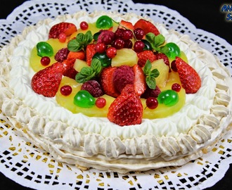 Tarta Pavlova de nata y frutas