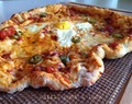 pizza puszyste brzegi cienki spód -  z jalapeno i jajkiem