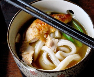 Sopa de pollo laqueado con pasta udon casera