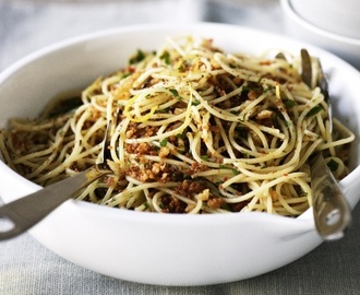 Spaghetti aglio olio alle erbe aromatiche e mollica di pane