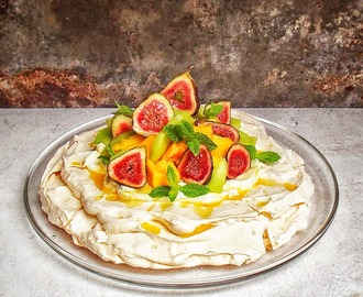 Tort bezowy z mascarpone, miodem i owocami