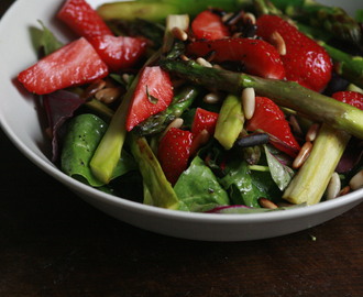 Spargel, Erdbeeren, Salat und Pinienkerne