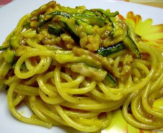Piatto colorato e gustoso, spaghetti alla carbonara di zucchine