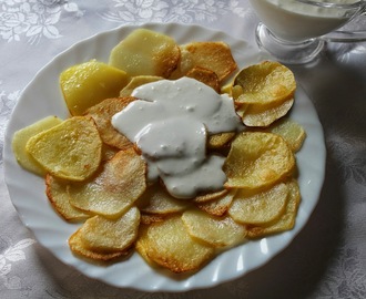Patatas fritas con salsa alioli de yogur