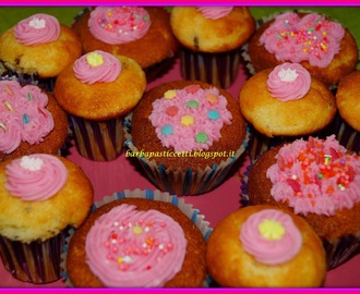 Cupcakes con decorazioni alla crema di burro leggera aromatizzata al limone: piccole dolci golosità!