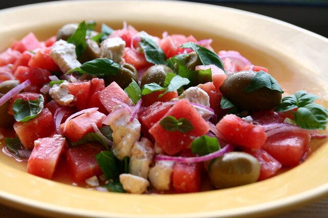 Melonsallad med fetaost och oliver
