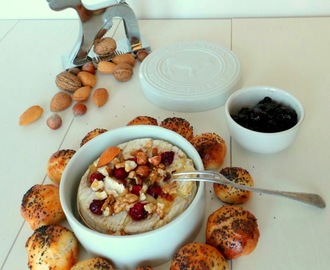 Camembert fondu au four, cranberries, noix variées et petits pains au lait (Melted Camembert baked in the oven, cranberries, varied nuts and small buns)