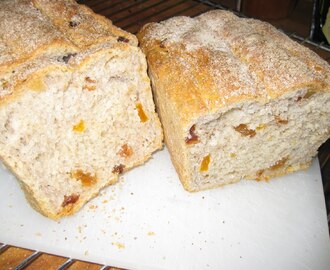 Valnöt/sultanrussin/aprikos bröd