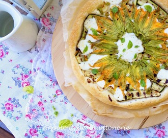 Pizza bianca sfogliata con crescenza, porro, zucchine grigliate e fiori, al profumo di basilico